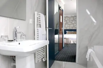 Salle de bains dans l'établissement Le Pergolèse Paris Champs Elysées