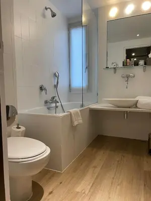 Salle de bains dans l'établissement Le Pergolèse Paris Champs Elysées