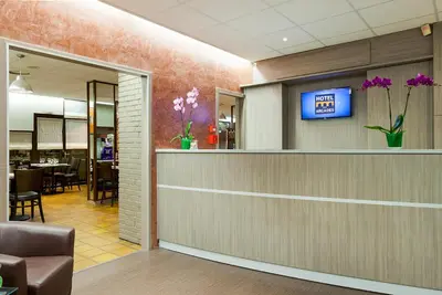 Télévision ou salle de divertissement dans l'établissement Hôtel des Arcades de Cachan - Grand Paris Sud