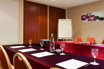 Espace de conférence ou salle de réunion dans l'établissement Hôtel des Arcades de Cachan - Grand Paris Sud