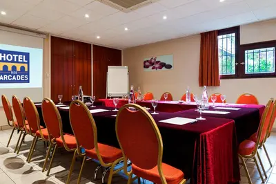 Espace de conférence ou salle de réunion dans l'établissement Hôtel des Arcades de Cachan - Grand Paris Sud