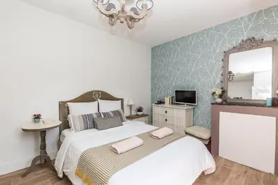Un ou plusieurs lits dans un hébergement de l'établissement TinyHouse Inn Saint-Germain-des-Près