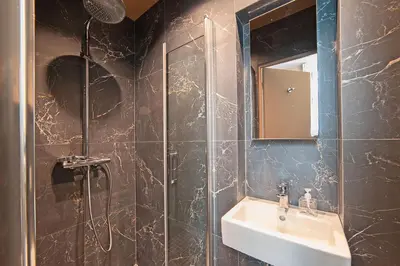 Salle de bains dans l'établissement Pavillon Marais