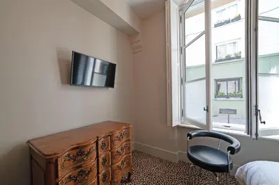 Télévision ou salle de divertissement dans l'établissement Pavillon Marais