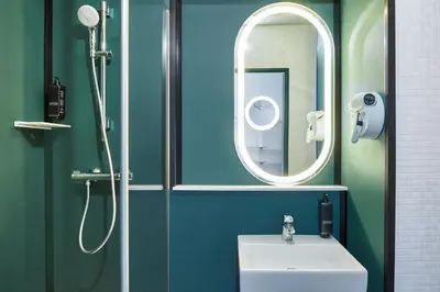 Salle de bains dans l'établissement ibis Paris Nation Davout