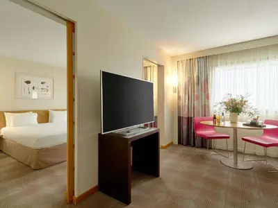 Télévision ou salle de divertissement dans l'établissement Novotel Paris La Defense Esplanade