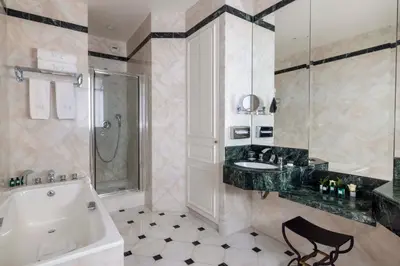 Salle de bains dans l'établissement Hotel West-End