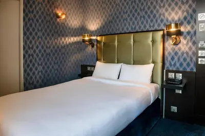 Un ou plusieurs lits dans un hébergement de l'établissement Hôtel du Parc Montparnasse