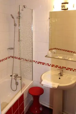 Salle de bains dans l'établissement Kyriad Hotel XIII Italie Gobelins