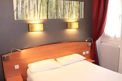 Un ou plusieurs lits dans un hébergement de l'établissement Kyriad Hotel XIII Italie Gobelins
