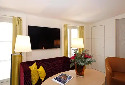 Télévision ou salle de divertissement dans l'établissement Hotel Opéra Richepanse