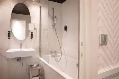Salle de bains dans l'établissement Longchamp Elysées