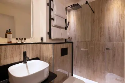 Salle de bains dans l'établissement Hôtel Toujours & Spa