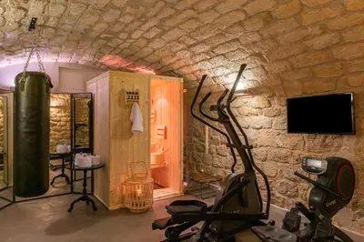 Télévision ou salle de divertissement dans l'établissement Hotel Touraine Opera