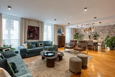 Coin salon dans l'établissement Spacious Luxury Apartment Le Marais AC 5-stars Comfort