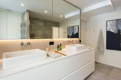 Salle de bains dans l'établissement Spacious Luxury Apartment Le Marais AC 5-stars Comfort