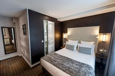 Un ou plusieurs lits dans un hébergement de l'établissement Hotel de la Paix Tour Eiffel
