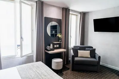 Télévision ou salle de divertissement dans l'établissement Hotel de la Paix Tour Eiffel