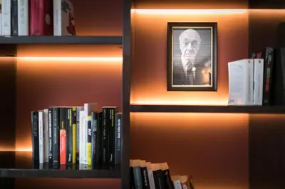 Bibliothèque dans l'hôtel
