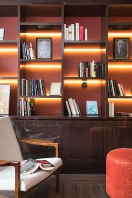 Bibliothèque dans l'hôtel