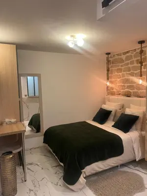 Un ou plusieurs lits dans un hébergement de l'établissement Studio Île Saint Louis 75004 Paris