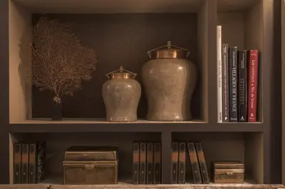 Bibliothèque dans l'hôtel