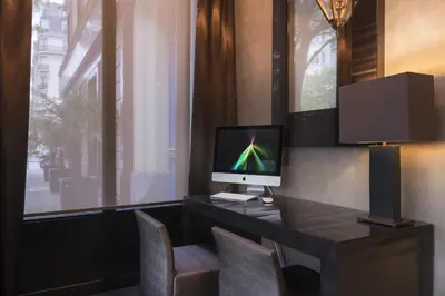 Télévision ou salle de divertissement dans l'établissement La Villa des Ternes