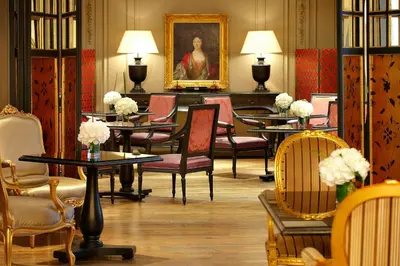 Coin salon dans l'établissement Castille Paris – Starhotels Collezione