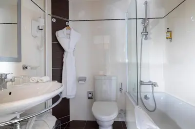 Salle de bains dans l'établissement Hotel Elysées Bassano