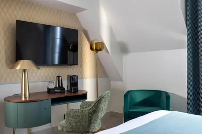 Télévision ou salle de divertissement dans l'établissement Hotel Elysées Bassano