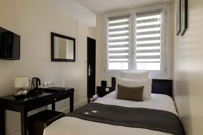 Un ou plusieurs lits dans un hébergement de l'établissement Hotel Elysées Bassano