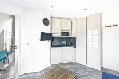 Cuisine ou kitchenette dans l'établissement Studio Mac Mahon - Champs Elysees by B'Your Home