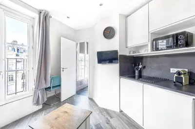 Cuisine ou kitchenette dans l'établissement Studio Mac Mahon - Champs Elysees by B'Your Home
