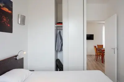 Un ou plusieurs lits dans un hébergement de l'établissement Aparthotel Adagio Access Paris Philippe Auguste