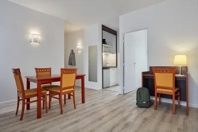 Cuisine ou kitchenette dans l'établissement Aparthotel Adagio Access Paris Philippe Auguste