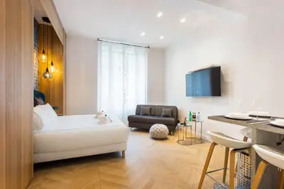 Télévision ou salle de divertissement dans l'établissement Cosy & Luxury Kléber Trocadéro Arc de Triomphe