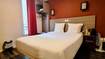 Un ou plusieurs lits dans un hébergement de l'établissement Hipotel Paris Gambetta République
