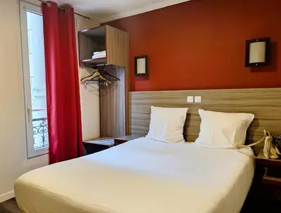 Un ou plusieurs lits dans un hébergement de l'établissement Hipotel Paris Gambetta République