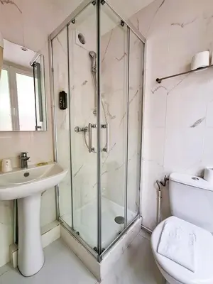 Salle de bains dans l'établissement Hipotel Paris Gambetta République