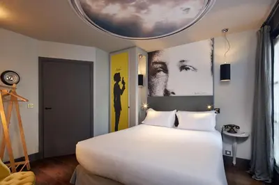 Un ou plusieurs lits dans un hébergement de l'établissement Les Plumes Hotel