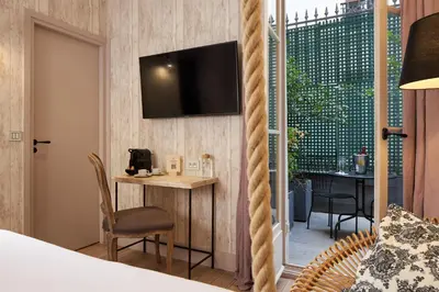 Télévision ou salle de divertissement dans l'établissement Les Plumes Hotel