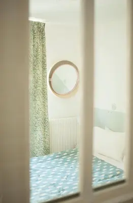 Un ou plusieurs lits dans un hébergement de l'établissement Hôtel du Temps Paris
