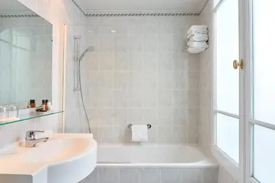 Salle de bains dans l'établissement Hotel De La Jatte