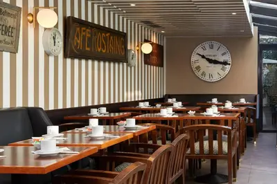 Restaurant ou autre lieu de restauration dans l'établissement Hotel De La Jatte