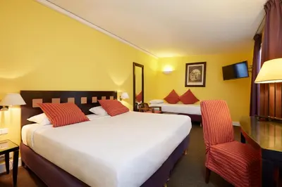 Un ou plusieurs lits dans un hébergement de l'établissement Hotel De La Jatte