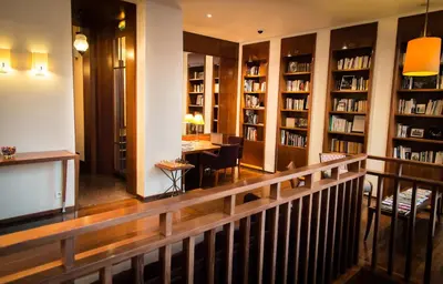 Bibliothèque dans l'hôtel