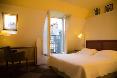 Un ou plusieurs lits dans un hébergement de l'établissement Hôtel Quartier Latin