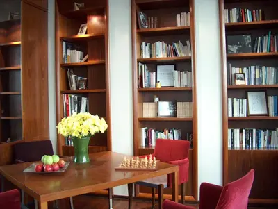 Bibliothèque dans l'hôtel