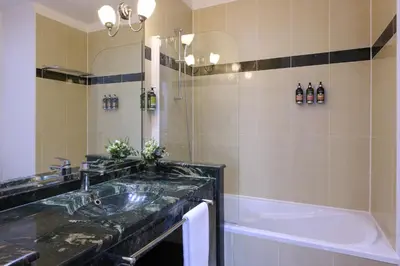Salle de bains dans l'établissement Fraser Suites Le Claridge Champs-Elysées