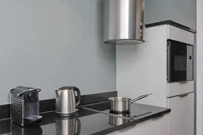 Cuisine ou kitchenette dans l'établissement Fraser Suites Le Claridge Champs-Elysées